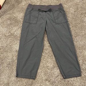 New York & Company stretch waist capri length pant Grey Size Small